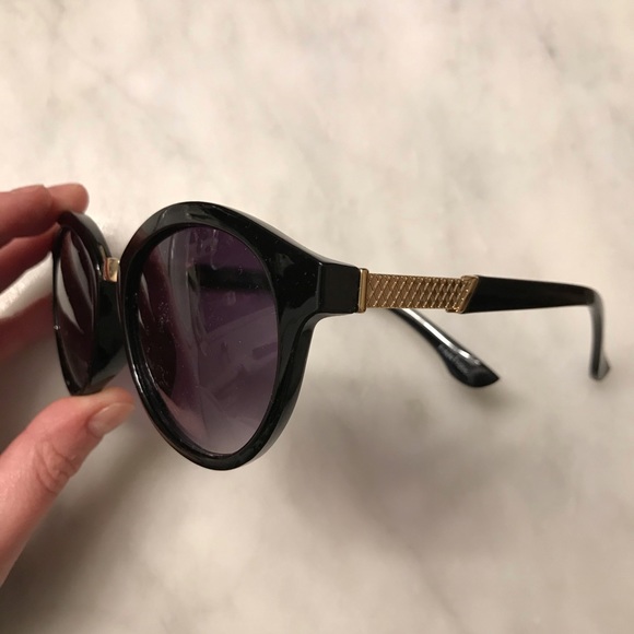 SUNGLASSES, $10 - Picture 4 of 6